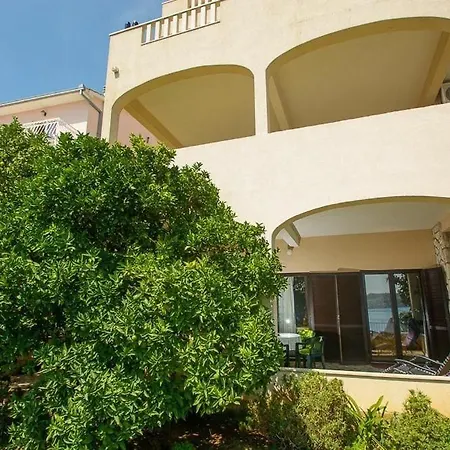 Strandnahe Jure Mit Grosser Terrasse Apartman