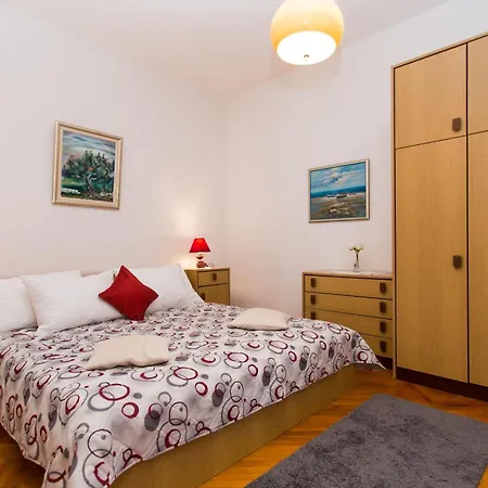 Apartman Strandnahe Jure Mit Grosser Terrasse Trogir
