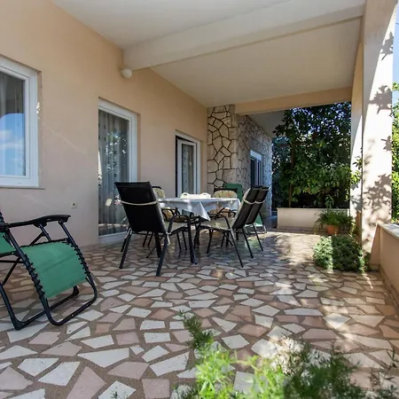 Strandnahe Jure Mit Grosser Terrasse Apartman