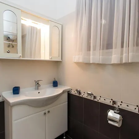 Strandnahe Jure Mit Grosser Terrasse Apartman *